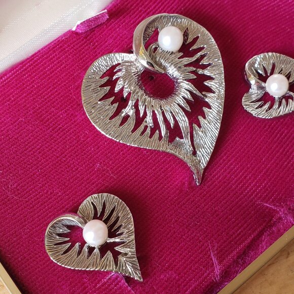 Jewels by Deltah Silver Tone Set of Heat Brooch and Clip On Earrings - Picture 6 of 7